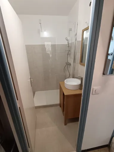 Transformation réussie d'une salle de bain en salle d'eau à Bormes Les Mimosas, Le Lavandou, KB Plomberie