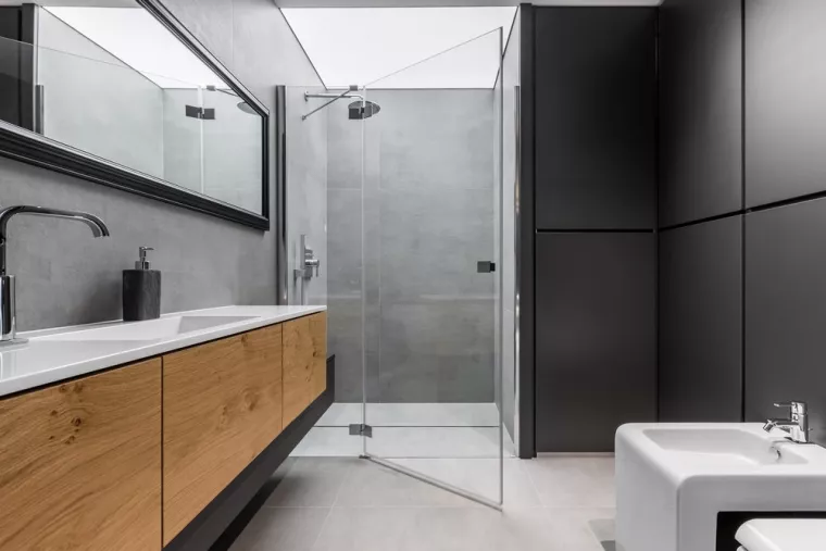 Pose de double vasque en marbre pour la salle de bain d'une suite parentale, Lavandou, KB Plomberie