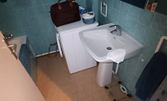 Transformation réussie d'une salle de bain en salle d'eau à Bormes Les Mimosas, Le Lavandou, KB Plomberie